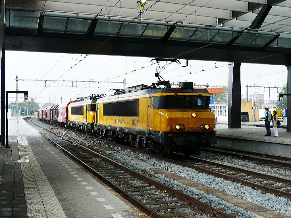 DB Schenker Lok 1604 und 1602 auf Gleis 5 in Rotterdam Centraal Station 24-08-2011.

DB Schenker locomotieven 1604 en 1602 met goederentrein spoor 5 Rotterdam Centraal Station 24-08-2011.