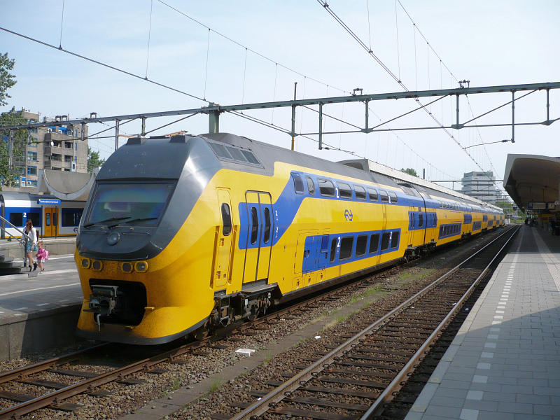 DD-IRM 8737 als Intercity nach Amersfoort auf Gleis 13 in Rotterdam CS am 27-04-2011.