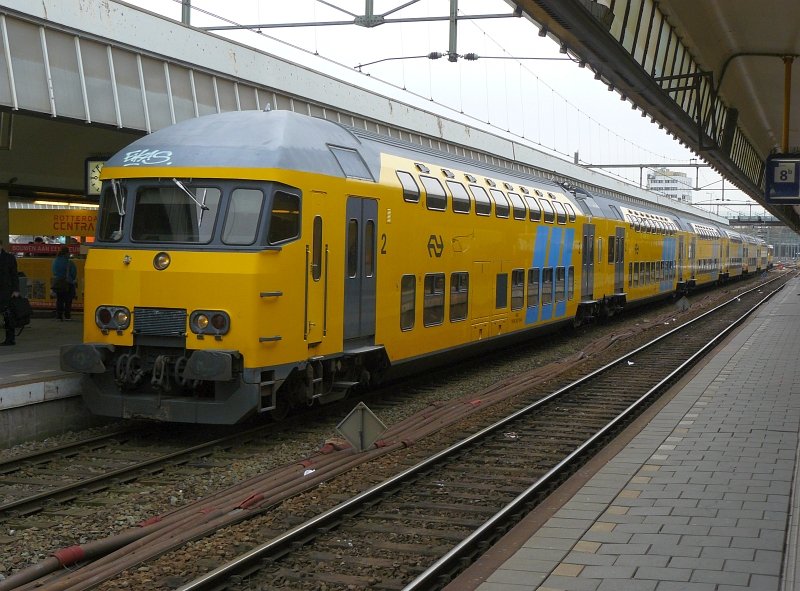 DDM Wagen als Schnellzug nach Breda. Rotterdam centraal station 10-03-2010.