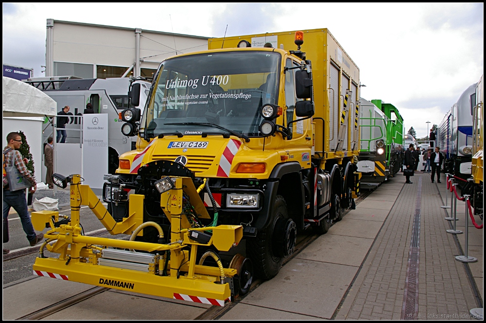 Den Unimog U400 kann man in verschiedenen Varianten ordern, hier ist er mit den Ger�ten f�r die Vegetationspflege ausger�stet (INNOTRANS 2010 Berlin 21.09.2010)