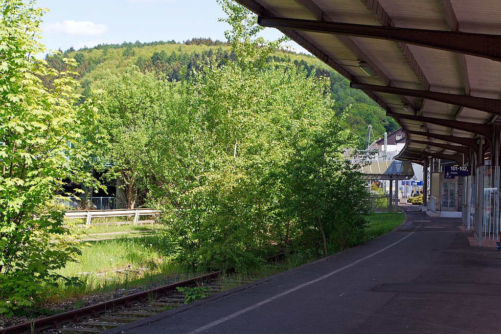 Der Bahnhof Betzdorf/Sieg am 13.05.2012. 
Noch wachsen junge Bume in dem Gleis 107 und der Zugang zum Parkhaus geht darber weg. Aber ab 2015 wird es das Gleis 107 wieder geben, dann hlt dort die neue direkte Zugverbindung Altenkirchen/Ww - Betzdorf/Sieg - Siegen  - Uni Siegen - Bad Berleburg. Der Betzdorfer Bahnhof wird wohl wieder aufgewertet, und das ist gut so. Wollen wir alle hoffen dass die Schiene wieder attraktiver wird und der Raubbau an der Schiene aufhrt.