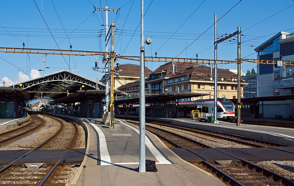 Der Bahnhof Lausanne (hier am 29.05.2012) ist ein Schienenverkehrsknotenpunkt in der Waadtlnder Hauptstadt Lausanne. Er befindet sich in Eigentum der Schweizerischen Bundesbahn und wird von Zgen der SBB, Lyria und Elipsos sowie von der Mtro Lausanne bedient.

Der Bahnhof wurde am 5. Mai 1856 durch die Compagnie de l’Ouest-Suisse im Zuge des Baus der Strecke aus Yverdon–Renens erffnet und ein erstes Empfangsgebude errichtet. Mit der Erffnung der Strecken aus Genf (1858), Villeneuve (1861) und Fribourg (1862) entwickelte sich der Bahnhof der waadtlndischen Hauptstadt jedoch zu einem wichtigen Eisenbahnknoten. Schon 1863 mussten die Bauten den gewachsenen Bedrfnissen angepasst werden, dies wurde mit Um- und Anbauten an das bestehende Gebude erledigt. Als 1906 die Erffnung des Simplontunnels bevorstand und klar wurde, dass durch diese Erffnung die Bedeutung Lausannes als Bahnknoten noch steigen wird, wurde ein neuer Bahnhofsbau vorgesehen, da derjenige von 1856 den Anforderungen nicht mehr gengen wrde.

Die Jura-Simplon-Bahn begann schon 1899 mit der Planung eines Totalumbaues des Bahnhofes, die neben der Erweiterung der Gleisanlage auch einen Umbau des Aufnahmegebudes vorsah. Diese Erweiterungsplne wurden vom Eisenbahndepartement unter Vorbehalten am 13. Mrz 1900 bewilligt. Das daraufhin modifizierte Projekt wurde im Februar 1903 nochmals von der JS vorgelegt. Kurz darauf wurde die JS in die SBB integriert, und diese bemngelte vor allem den vorgesehenen Umbau des Aufnahmegebudes. Anstelle eines Umbaus sei vor allem aus betriebstechnischen Grnden ein Neubau vorzuziehen. Die Plne fr die Erweiterung der Gleisanlagen wurden hingegen als brauchbar angesehen und mit einigen nderungen und Ergnzungen auch umgesetzt. Diese waren in Hinblick auf die Erffnung des Simplontunnels im Jahr 1906 notwendig, da die bestehenden Anlagen nicht mehr den Bedrfnissen entsprachen.