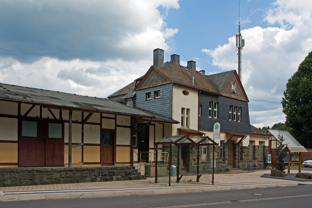 Der Bahnhof Rudersdorf (Kr. Siegen) an der KBS 445 (Dillstrecke), hier am 10.08.2013 nochmal von der Strenseite, mit einem etwas anderem Blickwinkel.