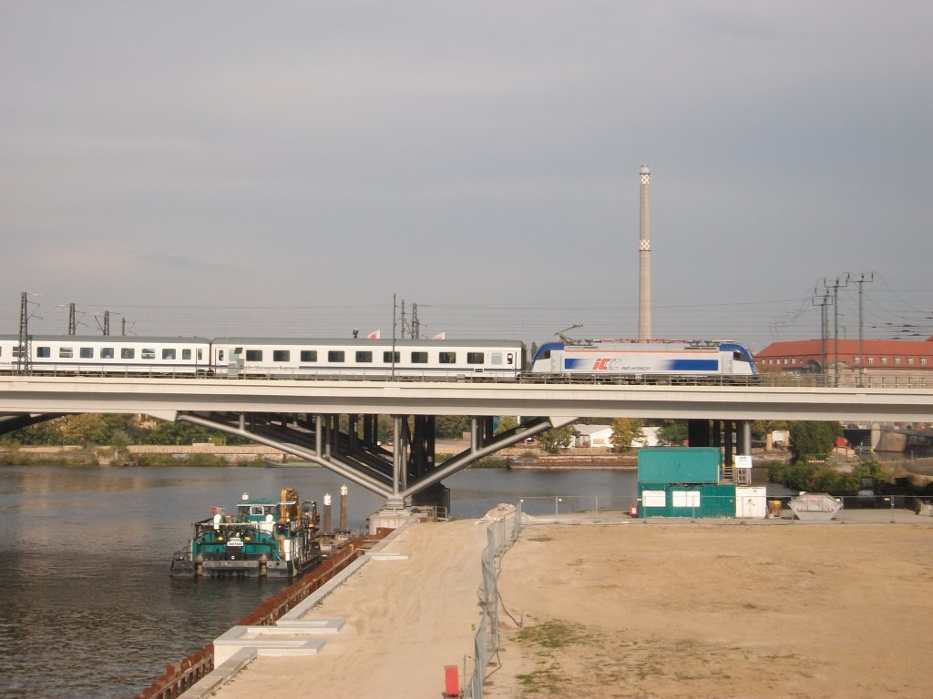 Der Berlin-Warschau-Express EC 45 mit einer polnischen EU44 am 09.Oktober 2010 beim �berqueren des ehmaligen Humboldtthafen nach Verlassen von Berlin Hbf.