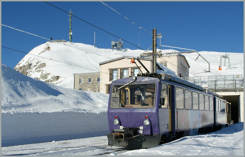 Der Bhe 4/8 kurz vor der Talfahrt auf der Gipfelstation Rochers de Naye. 
12. Jan. 2012