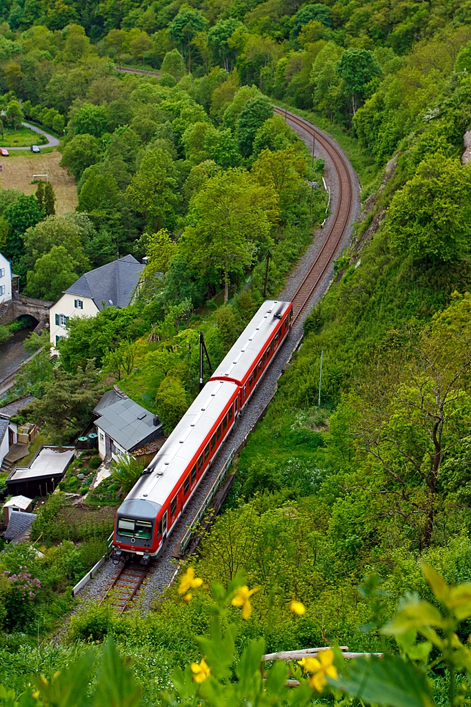 Der Dieseltriebzug 628 305 / 629 305 der DB Regio fhrt am 19.05.2013 als RB 92 (Pellenz-Eifel-Bahn) Andernach – Mayen – Kaisersesch auf der KBS 478 (Eifelquerbahn), hier kurz hinter dem Monreal-Tunnel (185 m).
 
Der Steuerwagen des Triebzuges ist nachtrglich fr solche steigungsreiche Strecken (wie diese) motorisiert worden.