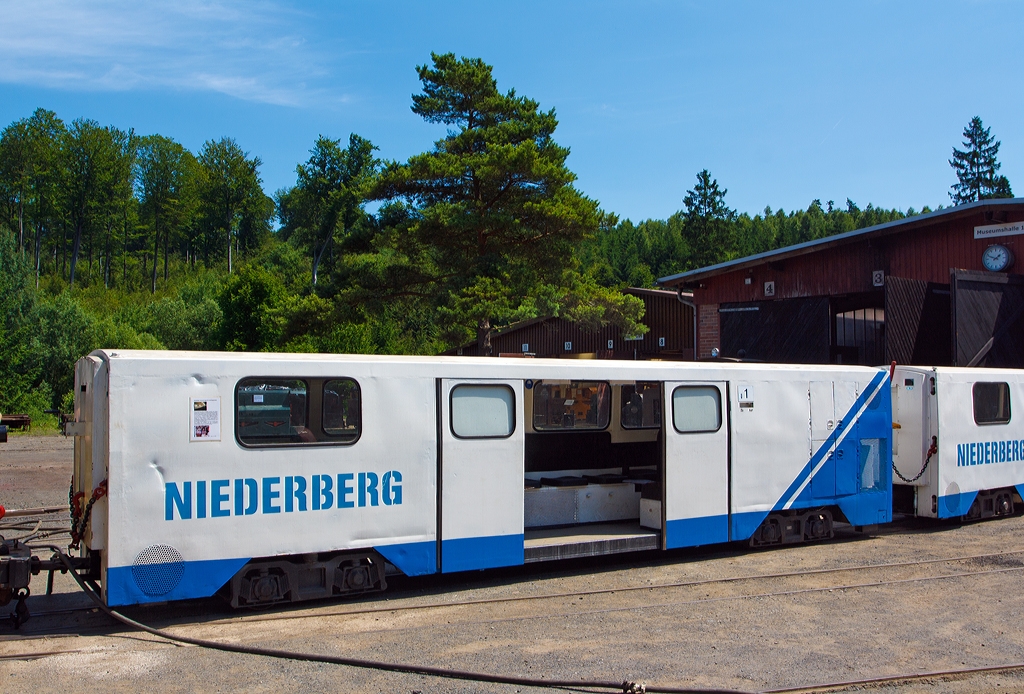 Der ex RAG Schnellzug-Personenwagen von dem FGF (Feld- und Grubenbahnmuseum Fortuna, Solms), am 07.07.2013 bei der FGF in Solms-Oberbiel.

1994 produzierte die Firma Unkel & Meyer (Bochum) nach  lngerer Testphase einen Schnellzug (auch Bermann-ICE genannt) fr das Steinkohlenbergwerk Niederberg in Neukirchen-Vluyn (Niederrhein). Er sollte die ca. 80 Minuten lange Fahrzeit zwischen dem Schacht und Abbaubetrieb verkrzen. Das konnte nur gelingen, indem man die bis dahin fr Personenbefrderung zulssige Geschwindigkeit von 14,4 km/h (4m/Sekunde) deutlich steigerte.
Die vllig neu konstruierten Wagen (in Form und Bauart U-Bahn Wagen hnlich) waren auf eine Geschwindigkeit von 43,2 km/h (12m/Sekunde) ausgelegt und damit Europas schnellsten Personenwagen im Untertagebergbau. Insgesamt wurden 18 Wagen gefertigt, die von 1994 bis zur Stilllegung des Bergwerks Niederberg 2002 in zwei Schnellzgen auf der 885-Meter-Sohle  zum Einsatz kamen.
Danach kamen sie noch zum RAG Bergwerk Lohberg, Dinslaken dessen Frderung 2005 eingestellt wurde. Zwei Wagen konnte dann die FGF erwerben und aufarbeiten. Mit      ihren hervorragenden Laufeigenschaften sind sie fr die teilweise engen Gleisradien des FGF ideal geeignet und bilden deshalb einen Grubenzug.
