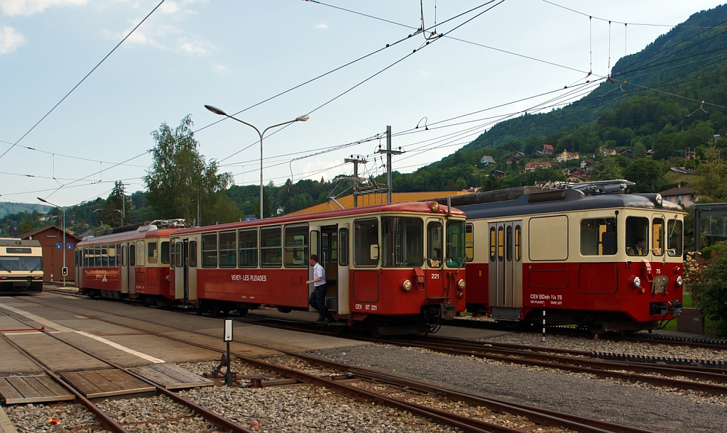 Der Gepcktriebwagen BDeh 2/4 Nr. 74 mit Steuerwagen BT 221 der MVR (Transports Montreux–Vevey–Riviera) ex CEV (Chemins de fer lectriques Veveysans) ist am 27.05.2012 in Blonay abgestellt, dahinter kommt gerade der BDeh 2/4 Nr. 75 vom Les Pleiades hinab.