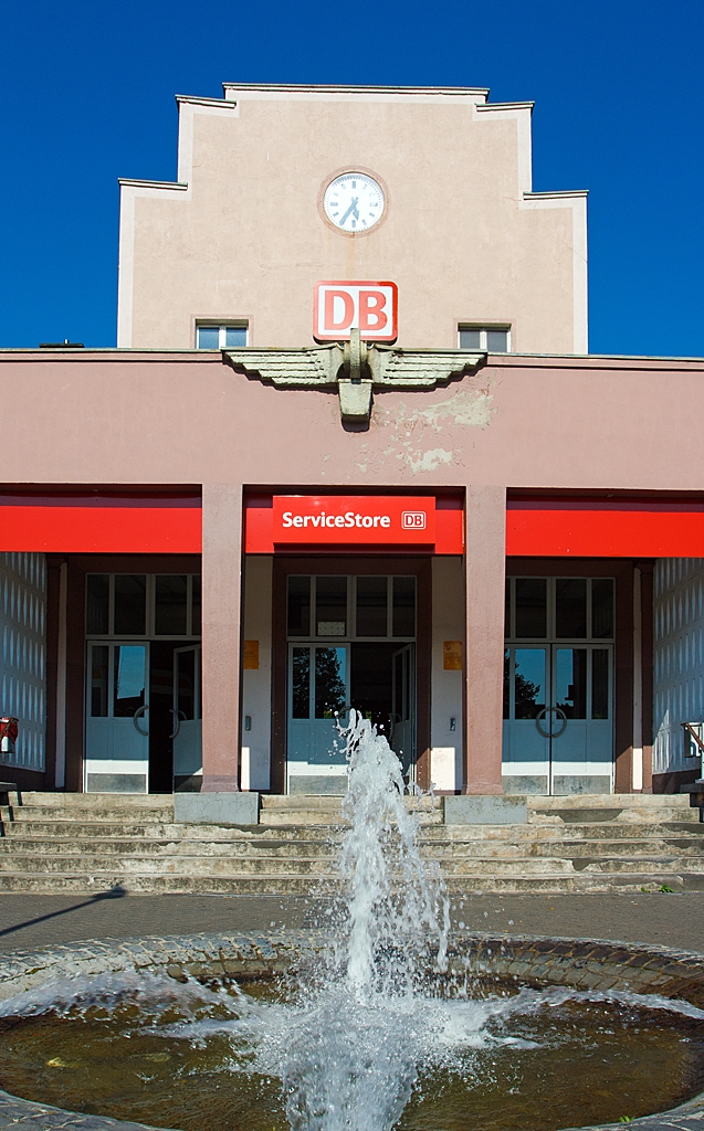 
Der Haupteingang des Empfangsgebude vom Bahnhof Dillenburg, mit einem Springbrunnen davor, hier man 07.07.2013.