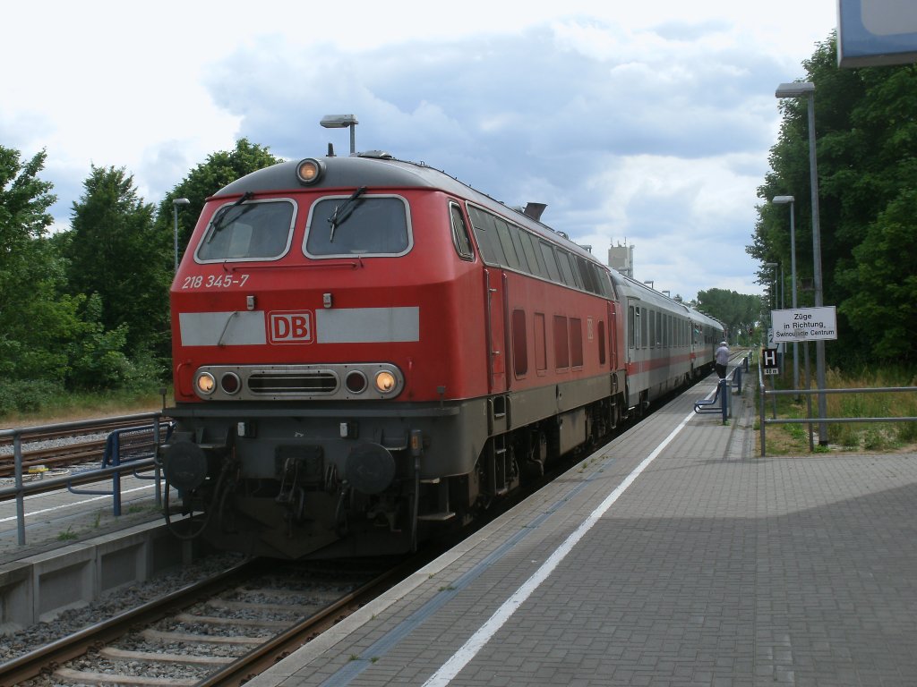 Der IC 2422 K�ln-Wolgast gezogen von 218 345-7,am 23.Juni 2012,beim Erreichen von Wolgast.
