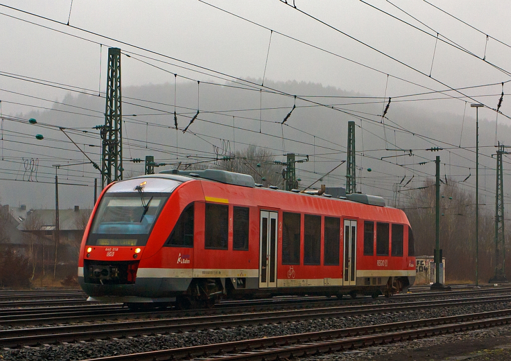 Der LINT 27 - Dieseltriebwagen 640 018 der DreiLnderBahn als RB 95 (Dillenburg-Siegen-Au/Sieg), fhrt am 06.01.2013 von Betzdorf/Sieg weiter in Richtung Au/Sieg. 