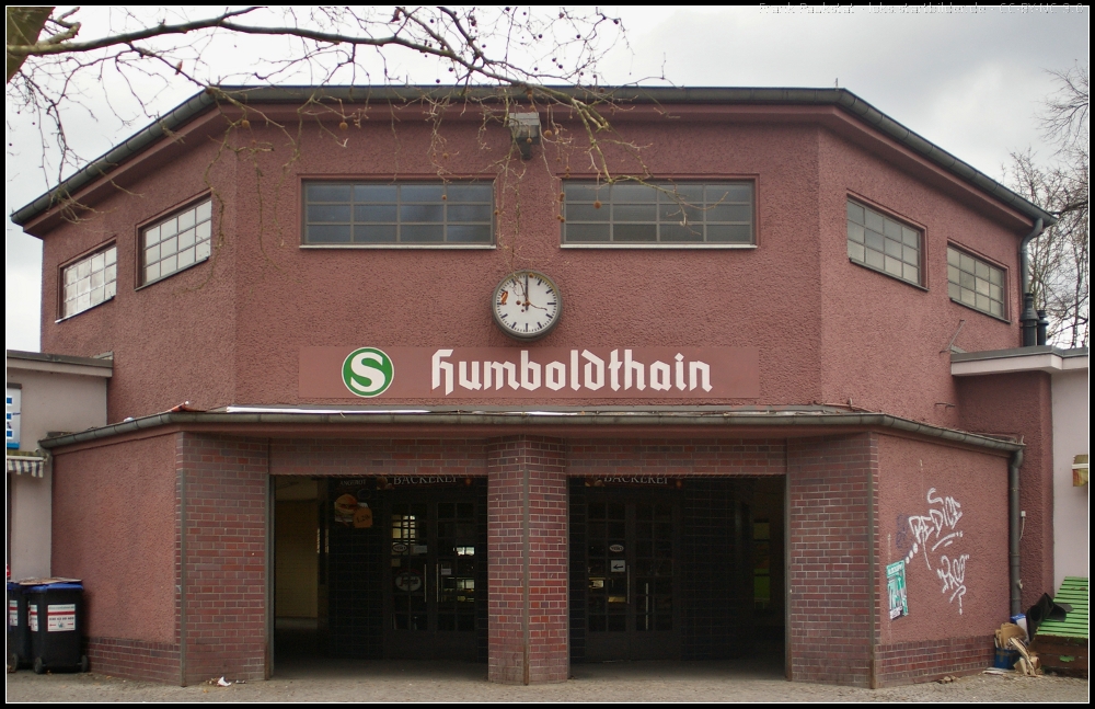 Der S-Bahnhof Humboldthain wurde im Zuge des Baus des Nord-Sd-Tunnels 1934 gebaut. Das Empfangsgebude ist als Siebeneck mit Oberlichter ausgefhrt.