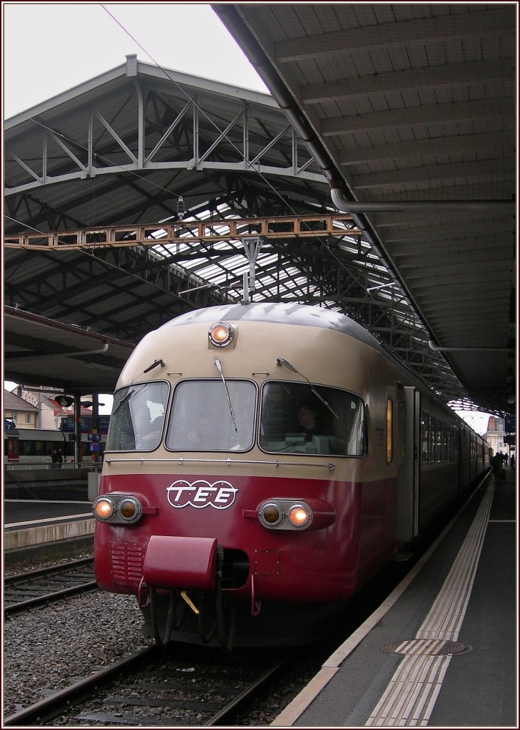 Der TEE (RAe II 1053) als Extrazug von Brig nach Bern beim Halt in Lausanne.
9. April 2013 