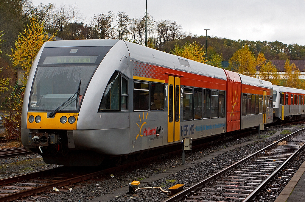 Der VT 118 ein Stadler GTW 2/6 der Hellertalbahn abgestellt am 03.11.2012 im Bahnhof Betzdorf/Sieg.
Dieser Triebwagen wurde 1999 bei DWA, Bautzen (Deutsche Waggonbau AG, heute Bombardier Transportation) unter der Fabriknummer 525/003 fr die Hessische Landesbahn (HLB) gebaut, dessen Eigentum er ist und ihn an die Hellertalbahn vermietet hat. Die Hellertalbahn hat 3 dieser GTW 2/6 im Einsatz.
Dieser Triebwagen besteht aus dem Endmodul 95 80 0946 418-0 D-HEB,  Antriebsmodul 95 80 0646 418-3 d-HEB und Endmodul 95 80 0946 918-9 D-HEB.