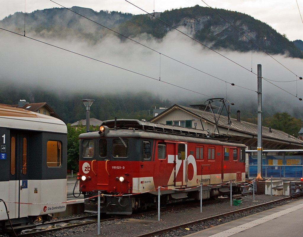 Der zahnlose Gepcktriebwagen De 110 021-3 (ex De 4/4 121, ex Deh 4/6 905) hat am 29.09.2012 den RegioExpress GoldenPass Panoramic von Interlaken Ost nach Meiringen gezogen. Nun ist der De 110 abgekuppelt und am anderen Zugende wird die HGe 4/4 101 963-7 angekuppelt.
Grund ist von Meiringen geht es teilweise mit Zahnstange (System Riggenbach) ber den Brnigpass (bis zu 13 %) und die HGe 4/4 101 haben ihre Zahnrder noch (gem. Zahnrad- und Adhsions-Lokomotive), und da Meiringen ein Kopfbahnhof ist, ergibt sich auch kein grosser Mehraufwand durch den Lokwechsel. 