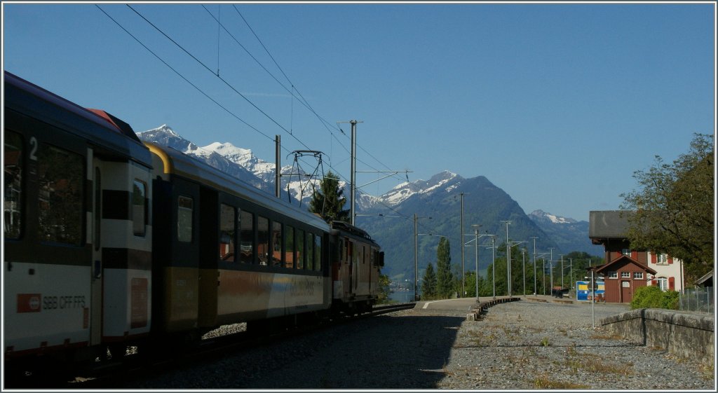 Der Zug im Schatten und von hinten und doch verkrpert dieses Bild viel Brnigbahn Eisenbahnambinte.

Niederried, am 5. Juni 2013