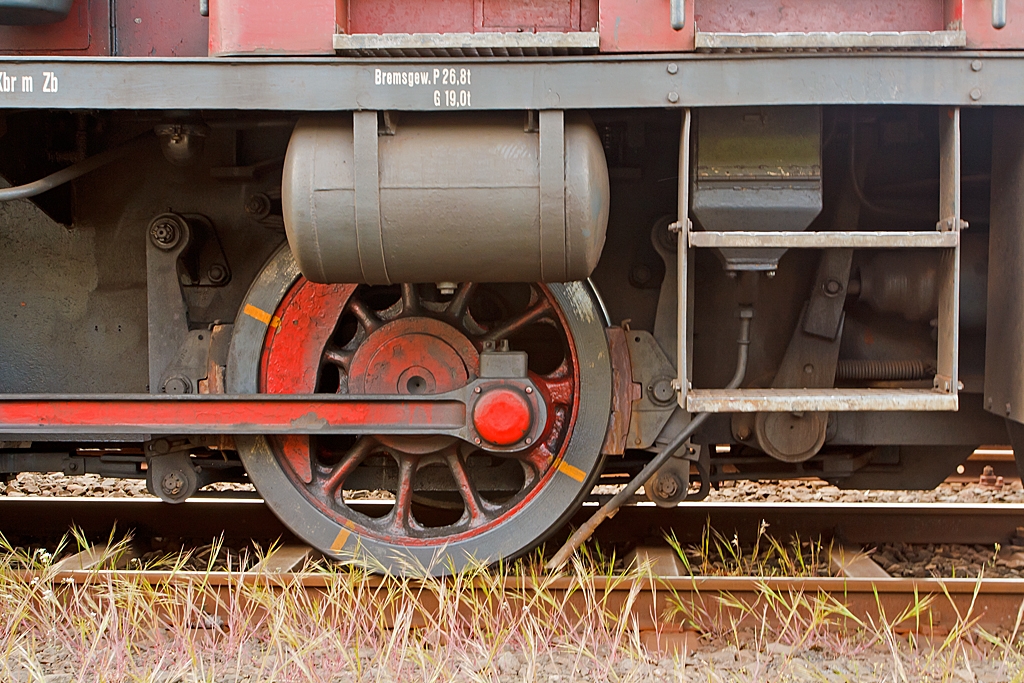 Detail der Westerwaldbahn (WEBA) Lok 3 (V 26.3) am 06.05.2013 in Scheuerfeld/Sieg.  
Hier kann man, von der Jung R 30 B, rechts deutlich einen der Bremszylinder, sowie mittig unter der Lok befindliche Bremsgestnge und den Stangenantrieb sehen, das wiederum die Kraft auf Hebel und Bremsbacken bertrgt. Rechts oben ein Sandkasten mit den Sandablaufrohr vor das Rad.
