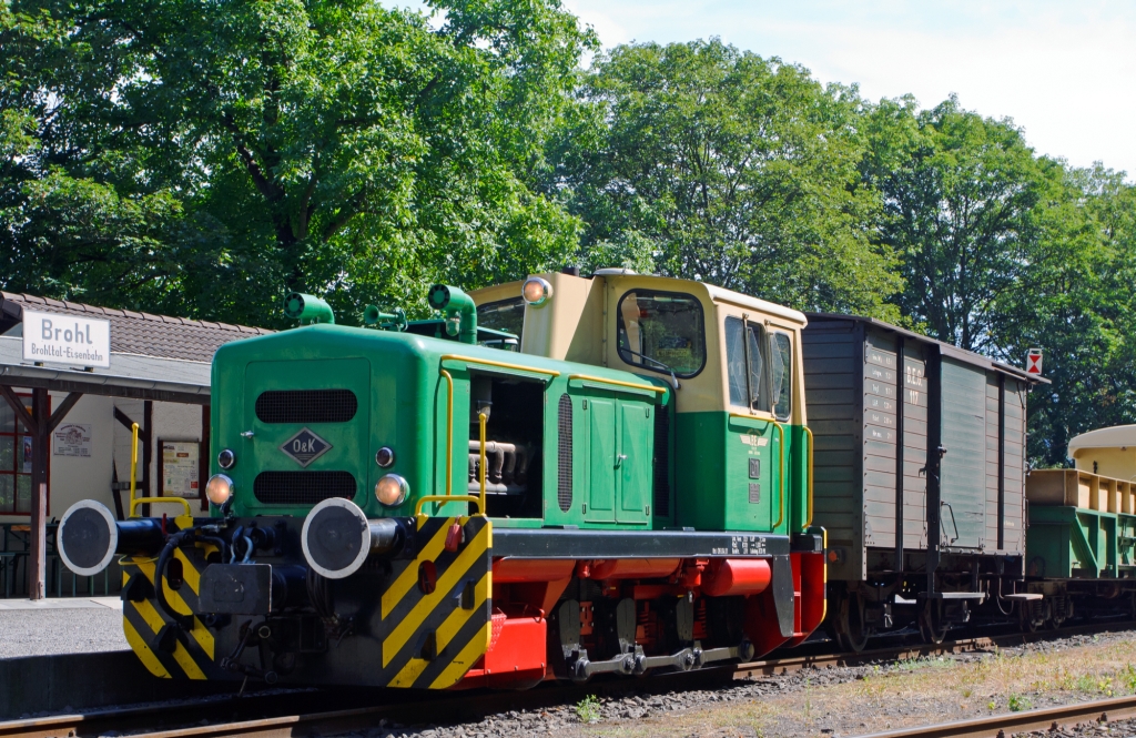 Die 1.000 mm Diesellok D1 der Brohltal-Eisenbahn, rangiert am 02.09.2012 im Bahnhof Brohl BE. Die Lok vom Typ MV 10 S wurde 1965 unter der Fabriknummer 26528 von O&K  gebaut und an die BEG (Brohltal-Eisenbahn) geliefert. Sie hat eine Leistung 221 kW (300 PS). Auffllig ist das sie nicht nur Mittelpuffer, sondern auch Normalspurpuffer besitzt. Mit den Normalspurpuffern kann die Lok dem Verschub von Normalspur Gterwagen, auf der 3-gleisigen Anlage (Meter- und Normalspur) zwischen Brohl Umladebahnhof und Brohl Hafen vornehmen.