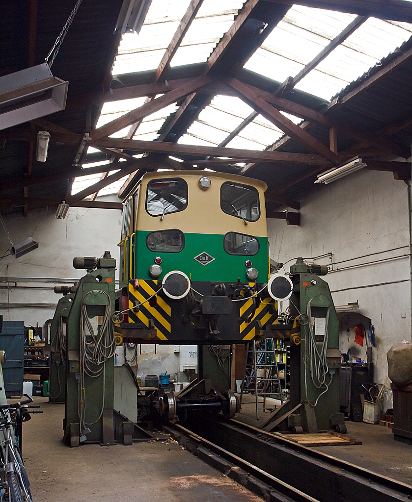 Die 1.000 mm Diesellok D2 der Brohltalbahn ist am 19.05.2013 in der Werkstatt in Brohl aufgebockt, z.Z. ist sie in der HU. (Diesen Blick konnte ich durchs offene Tor machen, das mir ein Mitarbeiter etwas weiter geffnet hat.)

Die Lok vom Typ MV 10 S wurde 1965 unter der Fabriknummer 26529 von O&K gebaut und an die BEG (Brohltal-Eisenbahn) geliefert. Sie hat eine Leistung 221 kW (300 PS). 
Auffllig ist auch dass die Lok nicht nur Mittelpuffer, sondern auch Normalspurpuffer besitzt. Mit den Normalspurpuffern kann die Lok dem Verschub von Normalspur Gterwagen, auf der 3-gleisigen Anlage (Meter- und Normalspur) zwischen Brohl Umladebahnhof und Brohl Hafen vornehmen.