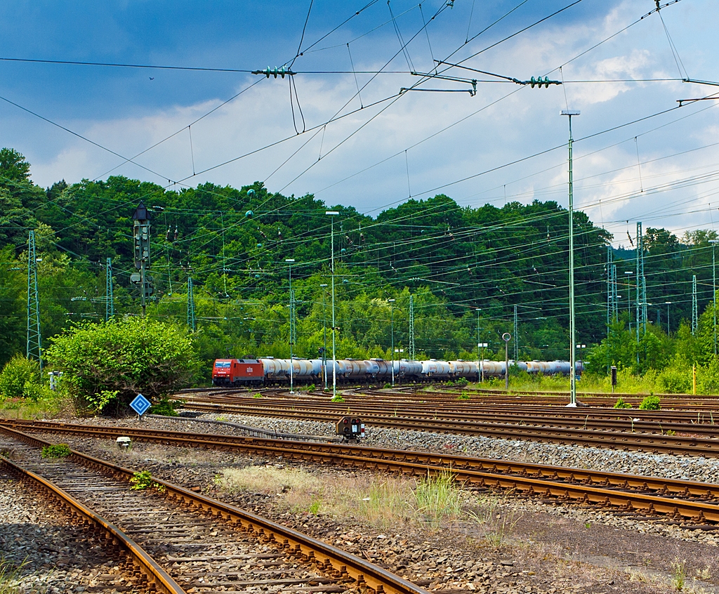 Die 152 089-9 der DB Schenker Rail Deutschland AG mit einem Kesselwagenzug, fhrt am 08.06.2013 auf der Siegstrecke (KBS 460) in Richtung Siegen, hier kurz vor dem Bahnhof Betzdorf (Sieg).