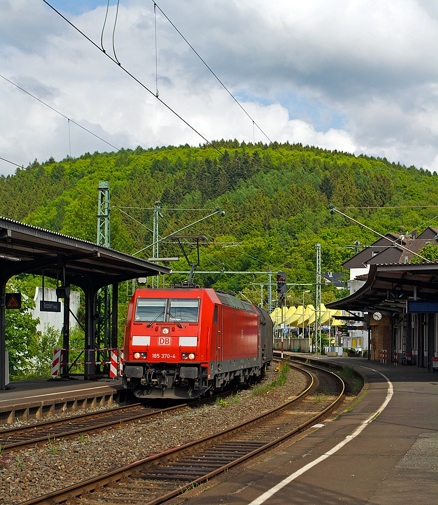 Die 185 370-7 (eine Bombardier TRAXX F140 AC 2) der DB Schenker Rail zieht am 28.03.2013 einen gemischten Gterzug durch den Bahnhof Betzdorf (Sieg) in Richtung Kln.
Gebaut wurde die Lok 2009 unter der Fabriknummer 34647 bei Bombardier in Kassel.

Einen Gru an den freundlichen Lokfhrer retour.