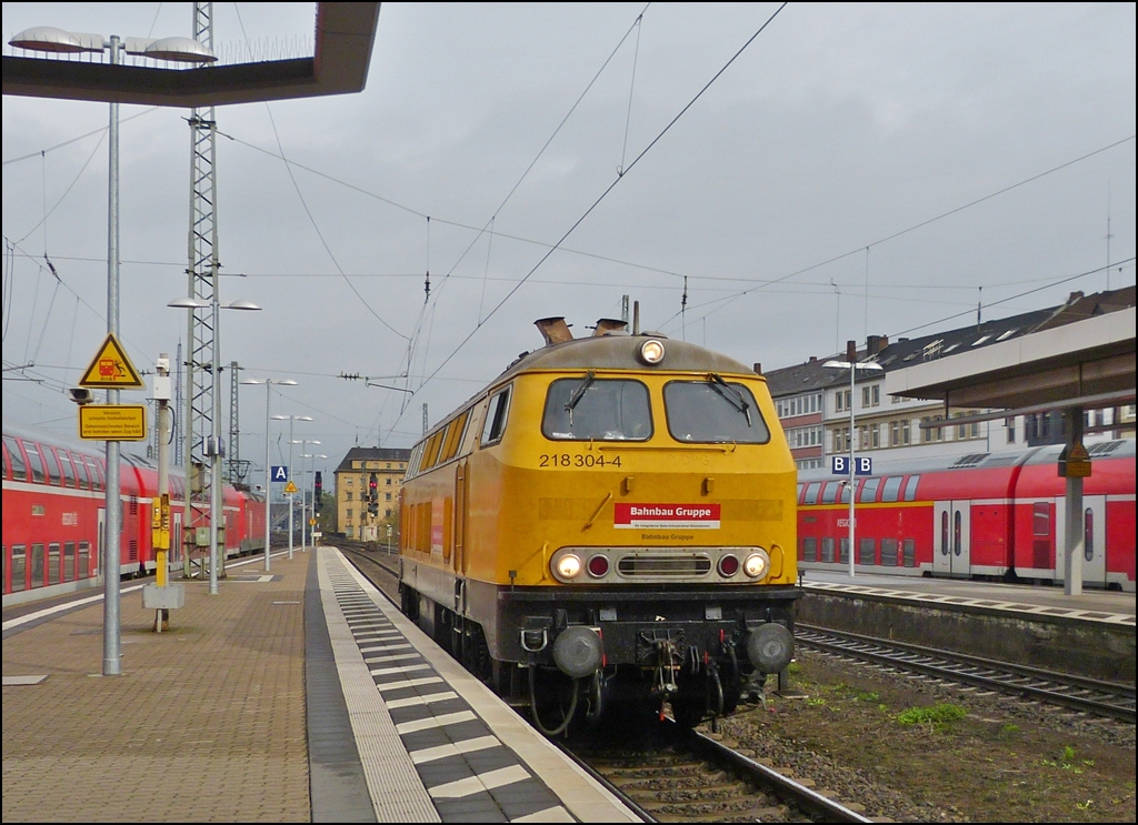 Die 218 304-4 der Bahnbau Gruppe braust am 12.10.2012 durch den Hauptbahnhof von Koblenz. Da ich ja weder Zge, noch Loks riechen, blieb mir nur die Zeit, die Kamera anzumachen und abzudrcken, deshalb mge man mir die nicht so gelungene Bildgestaltung verzeihen. ;-) (Jeanny)