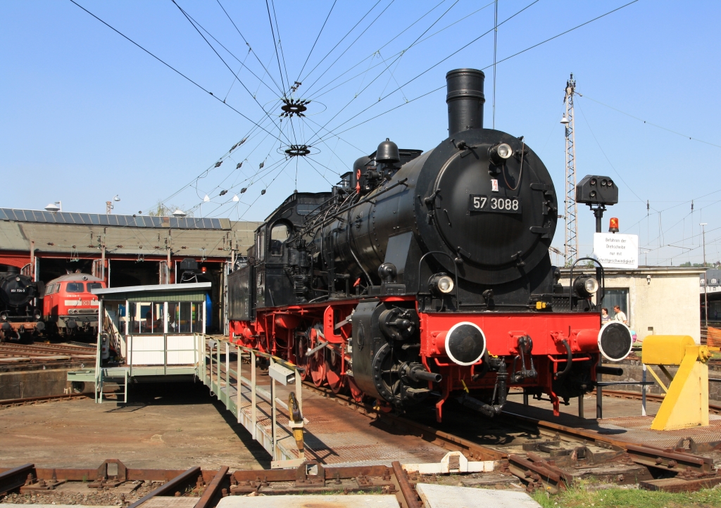 Die 57 3088 (preu. G10) am 23.04.2011 auf der Drehscheibe im ehem. BW Siegen (heute Sdwestflische Eisenbahnmuseum). Hier war Frhlingsfest im Lokschuppen.

Die G10 ist Baujahr 1922, kurz vor der z-Stellung am 10.06.1968 wurde sie zum 01.01.1968 noch in 057 088 umgezeichnet. Am 24.06.1970 schied sie aus dem Bestand der DB aus. 