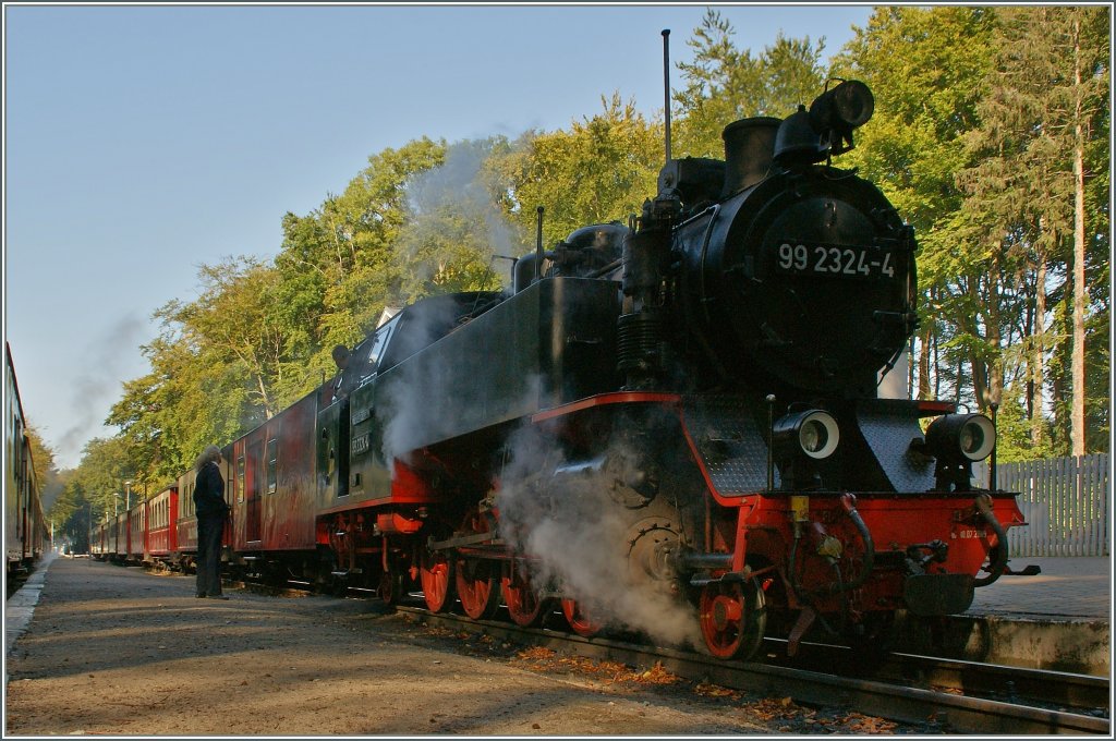 Die 99 2324-4 in Heiligendamm.
20. Sept. 2012
Sieht alt aus ist aber nicht, sondern Baujahr 2008/09 vom DB Dampflokwerk Meiningen.