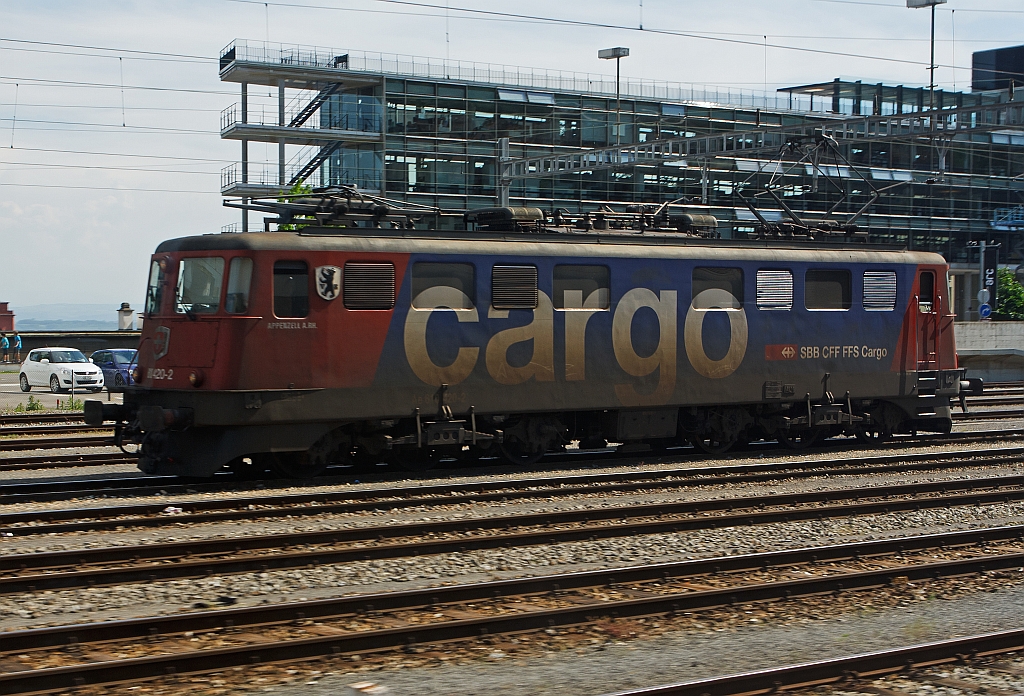 
Die Ae 610 420-2   Appenzell A. RH.  (Ae 6/6  11420) der SBB Cargo am 25.05.2012 in Neuchtel (Neuenburg), aufgenommen aus fahrendem ICN. Tech. Daten der Ae 6/6: Achsfolge Co'Co'; Leistung 4’300 kW (5’830 PS); Hchstgeschwindigkeit: 125km/h.