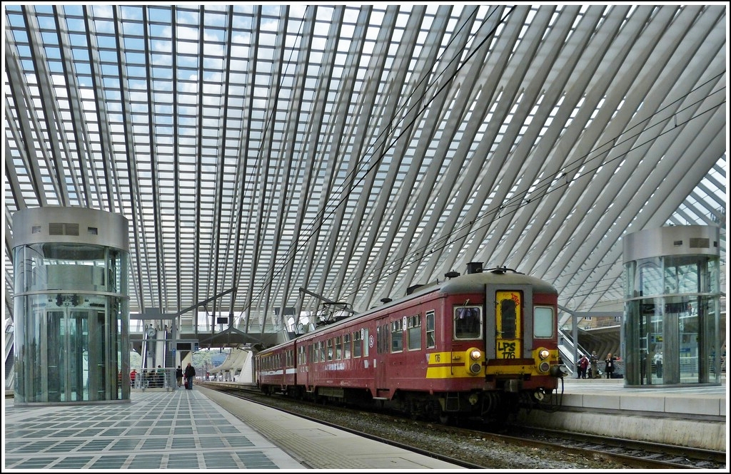 Die AM (Automotrice) 62 176 (Baujahr 1962) steht in Stefans Lieblignsbahnhof Lige Guillemins und wartet auf die Abfahrt nach Ans. Rechts und links sieht man die formschnen Aufzge, die etwas grer sind, als  unser  Lift in Gilamont. 22.06.2012 (Jeanny)