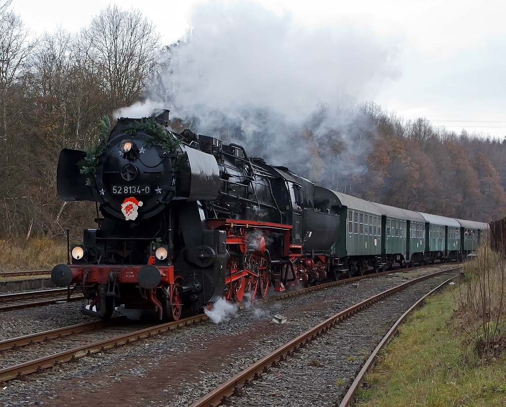 Die Betzdorfer 52 8134-0 am 26.11.2011 auf Nikolausfahrt, zwischen Dillenburg und Wrgendorf. Hier bei der Einfahrt in den Bahnhof Burbach-Wrgendorf.