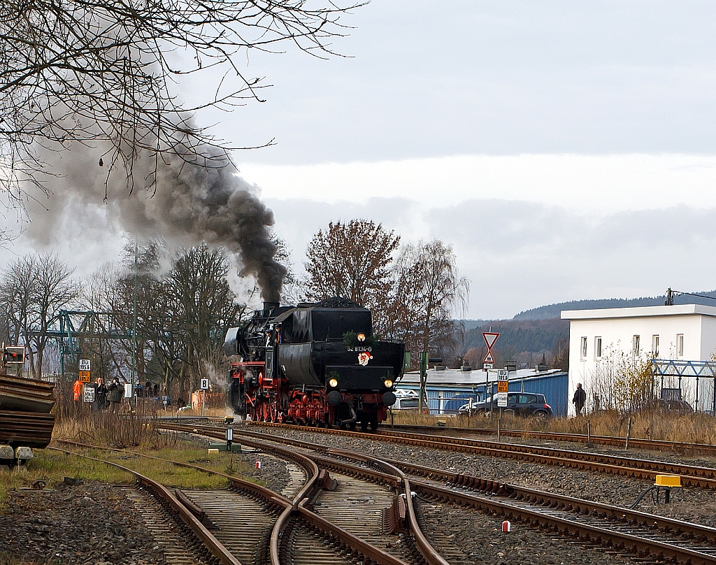 Die Betzdorfer 52 8134-0 am 26.11.2011 auf Nikolausfahrt, zwischen Dillenburg und Wrgendorf. Hier im Bahnhof Burbach-Wrgendorf war Endstation, nun mu umgekuppelt werden, denn spter geht es nach Dillenburg zurck. 