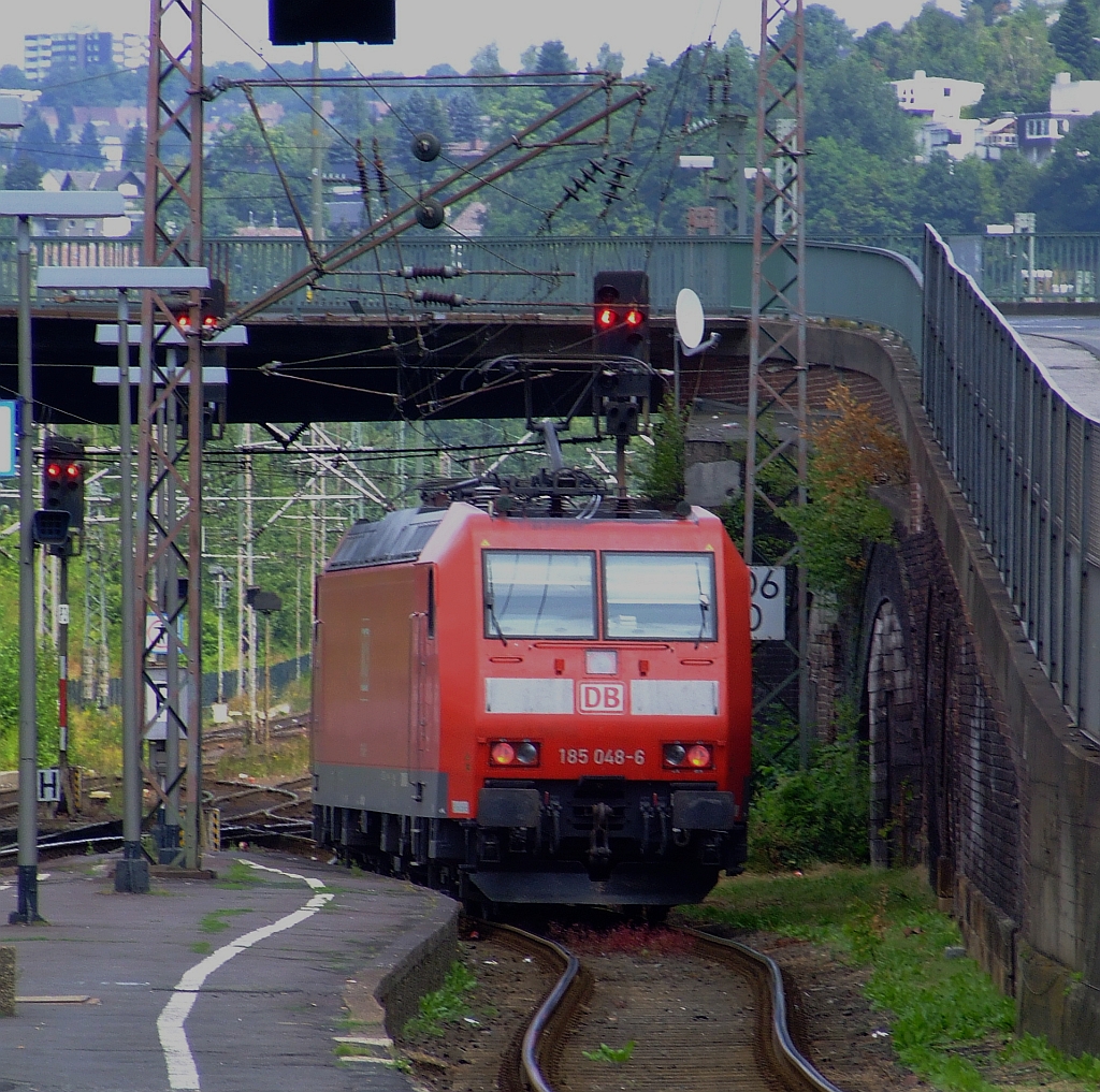 Die DB 185 046-6 fhrt am 05.08.2006 durch den Hbf Siegen