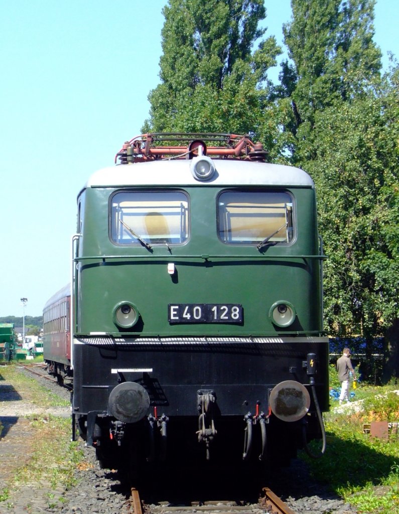 Die E 40 128 am 14.08.2010 im Rheinischen Industriebahn- Museum (RIM) in Kln. Die Lok wurde 1959 von Krauss Maffei und elektr. von Siemens Schuckert Werke die z-Stellung erfolgte 01.04.2005.

Die Baureihe E 40 bezeichnet eine fr die Deutsche Bundesbahn erstmals im Jahre 1957 gebaute Einheitselektrolokomotive fr den Gterverkehr. Sie wird seit dem Jahr 1968 als Baureihe 140 und Baureihe 139 gefhrt und stellt als letzte Elektrolokomotive der Einheitslokomotiven im Gterzugdienst noch heute eine unverzichtbare Gre dar.