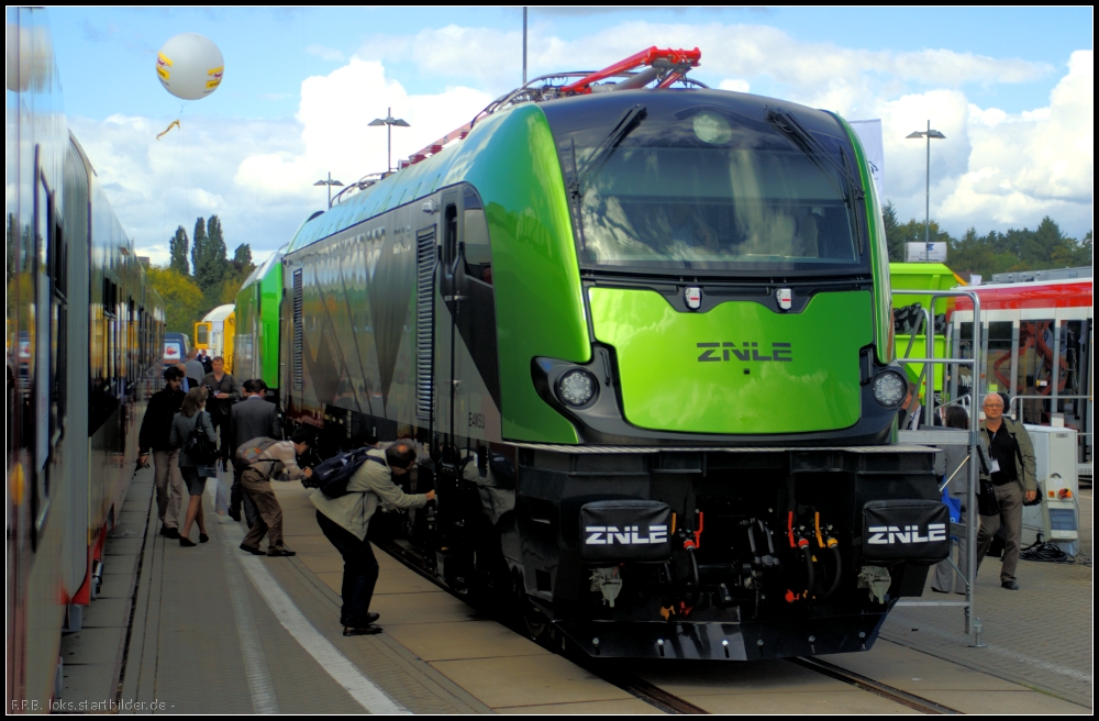 Die E4MSU 'Griffin' ist eine 3-System-Elok f�r 3kV DC, 15kV AC und 25kV AC von ZNLE auf der InnoTrans 2012 in Berlin (NVR-Number 91 51 5370 012-4 PL-NEWAG)