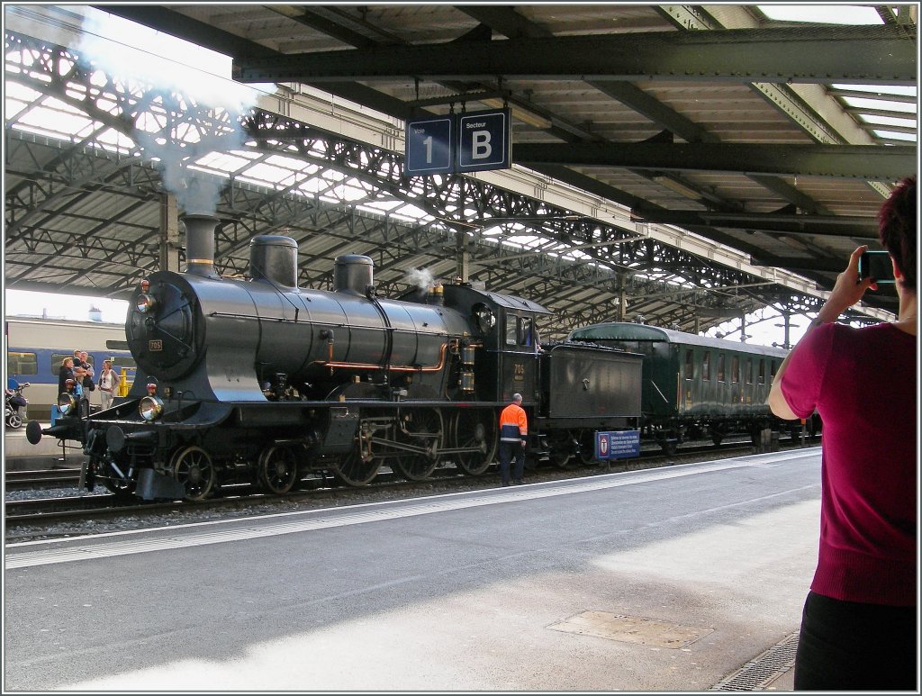 Die elegante Schnheit der SBB A 3/5 erregte allgemeines Aufsehen und nicht nur ein Fotoapparat wurde gezckt...
Lausanne, den 3. Okt. 2012