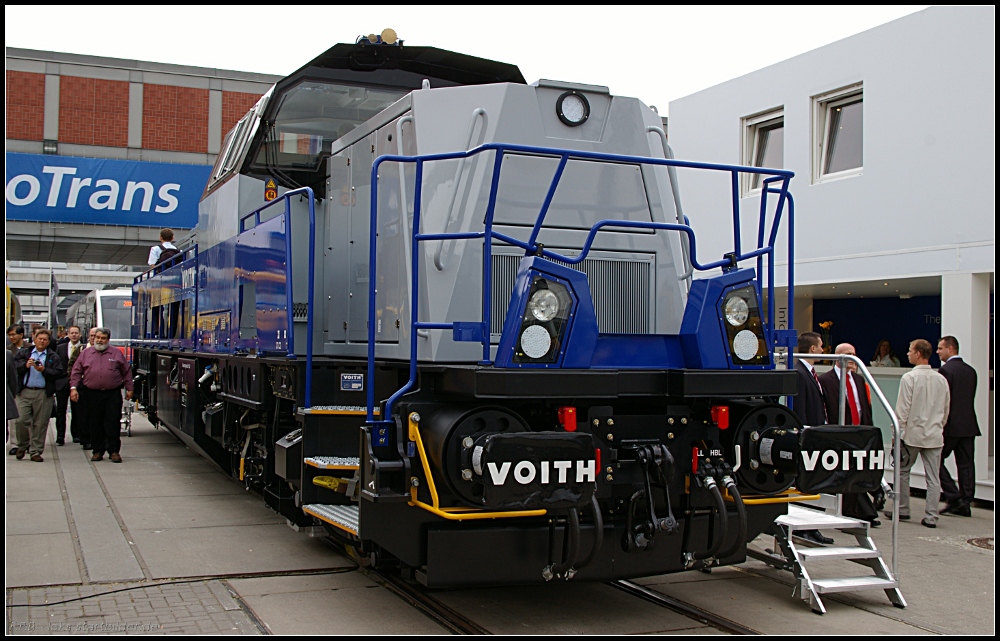 Die Gravita-Familie umfasst 5 verschiedene Modelle. Die Gravita 15 BB ist dabei die universell einsetzbarste Maschine. So kann sie nicht nur im Rangierdienst, sondern auch im regionalen Personenzugdienst eingesetzt werden (INNOTRANS 2010 Berlin 21.09.2010)
<br><br>
Update: Die Lok wurde 2011 f�r einen Neuaufbau mit neuem Rahmen zerlegt.