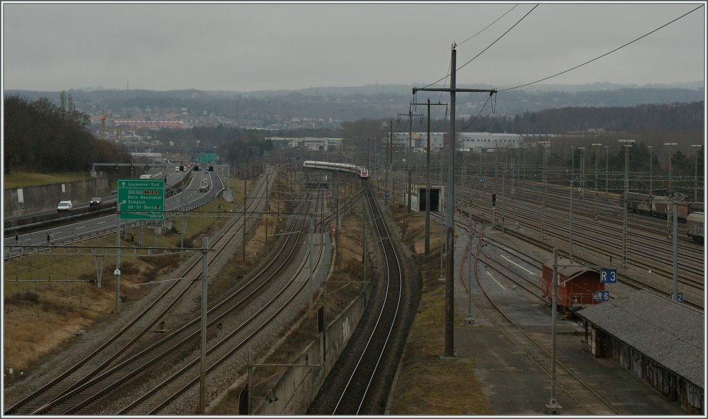 Die heutigen beiden Bilder zeigen den Fahrtverlauf der ICN von Basel/St.Gallen - Biel/Bienne - Genve welche NICHT via Lausanne verkehren im Bereich es Rangierbahnhofs Lausanne Triage bzw. der Haltestelle Denges Echandens.
Hier ist der ICN 620 in ziemlicher Entfernung zu sehen, wie von Bussigny kommend, nun auf die Strecke Lausanne - Genve gelenkt wird.
7. Jan. 2013