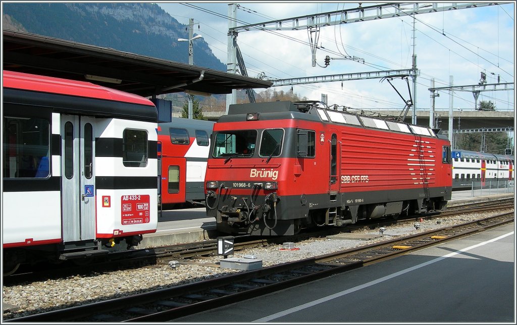 Die HGe 4/4 (101 968-6) in der schnen SBB Brnig Farbgebung in Interlaken Ost am 
23. April 2006