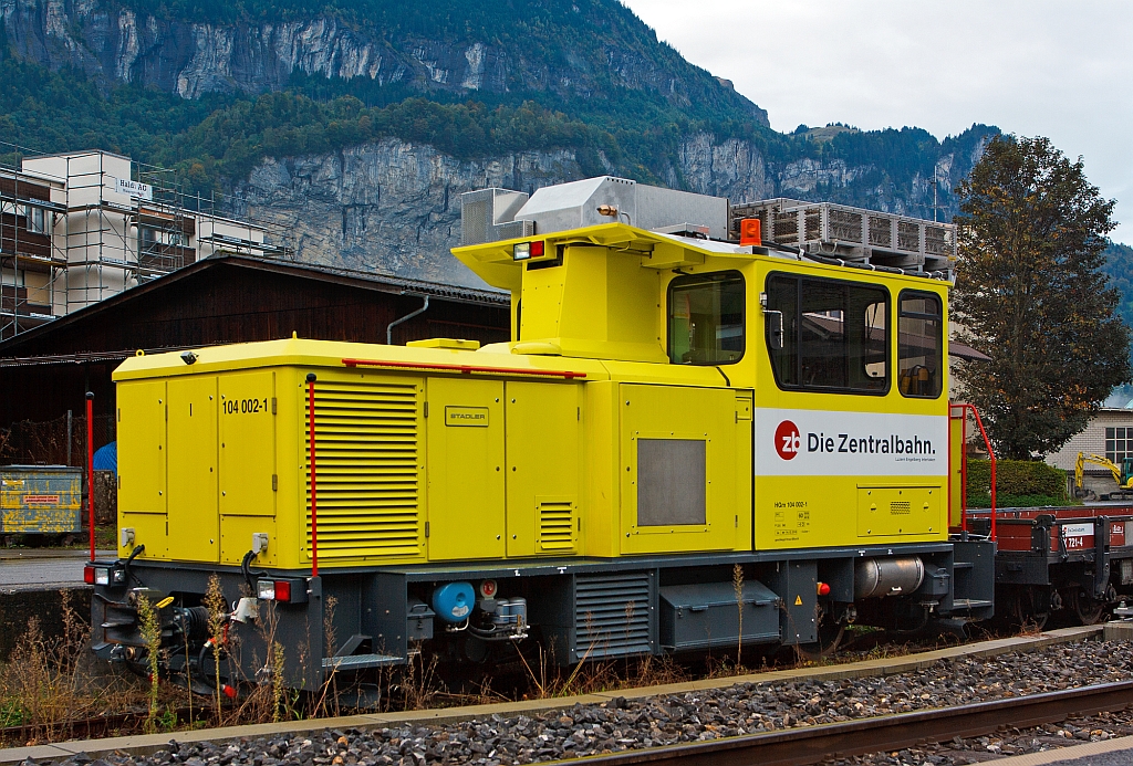 Die HGm 2/2 104 002-1 der zb (Zentralbahn) abgestellt am 29.09.2012 im Bahnhof Meiringen. 
Die 1000 mm-Zahnrad- und Adhsions-Diesellok wurde 2010 bei Stadler unter der Fabriknummer L-4198 gebaut.

Diese Loks werden auf dem Netz der Zentralbahn eingesetzt. Im Winter knnen sie auch als Schublokomotive einer Schneeschleuder verwendet werden und werden dazu mit einer Funkfernsteuerung ausgestattet. Fr den Fall eines kompletten Fahrleitungsausfalls der normalerweise mit 15 kV AC betriebenen Linie knnten die Lokomotiven auch einen Fahrgast-Notbetrieb mit Personenwagen aufrechterhalten.

Techn. Daten:
Die Bauart ist Bo-zde, Lnge ber Puffer betrt 8.188 mm, das Eigengewicht 24 t.
Ein MTU 12V183TB32 Dieselmotor mit der max. Leistung von ca. 550 kW (ca. 750 PS) bei 2100 U/min treibt einen Asynchrongenerator an, der die Leistung an die zwei Fahrmotoren abgibt (diesel-elektrischer Antrieb).
