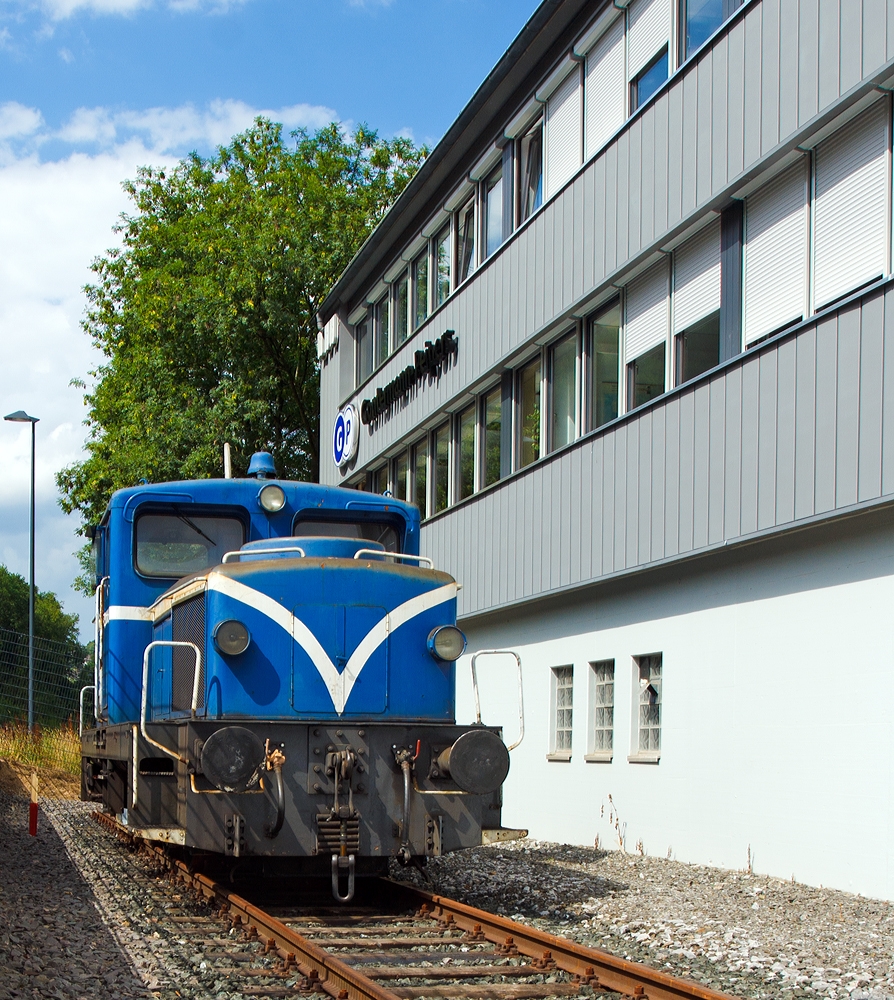 Die Jung R 42 C Werkslok Nr. 12 der Firma Gontermann-Peipers, ex Lok 12 der Kleinbahn Weidenau-Deuz, spter SK 12 Siegener Kreisbahn am 10.08.2012 abgestellt auf dem Werksgleis der Gieerei Gontermann-Peipers GmbH, Siegen-Kaan-Marienborn. Aufgenommen von  ffentlichem Gelnde.

Die Lok vom Typ R 42 C wurde 1959 von der Firma Jung Jungenthal GmbH, Kirchen (Sieg)  unter der Fabriknummer 13117 gebaut und an AB Industridiesel in Stockholm (ein Hndler) geliefert. Sie wurde aber, aus unbekannten Grnden, 1960 wieder an Jung zurckgegeben, die sie dann an die Kleinbahn Weidenau-Deuz lieferte. 
Die Kleinbahn Weidenau-Deuz erhielt ebenso wie die Siegener Kreisbahn vier Lokomotiven und die Freien Grunder Eisenbahn in Herdorf eine, so dass nach der Fusion als Siegener Kreisbahn 1970 dort neun Lokomotiven verkehrten. Durch die Fusion zum 01.01.1970 wurde sie dann zur SK 12. Von 2000 bis 2002 war die Lok dann an die BLE - Butzbach-Licher Eisenbahn AG, Butzbach  vernietet. Im Februar 2003 wurde sie dann an Gontermann-Peipers verkauft.

Die Jung R 42 C ist eine dieselhydraulische Lokomotive von der 32 Exemplaren von Arnold Jung Lokomotivfabrik in Jungenthal bei Kirchen/Sieg gebaut wurden. Sie war vor allem fr den Rangiereinsatz im Werksdienst vorgesehen, ab 1955 wurde die R 42 C angeboten.
Sieben Loks von diesem Typ gingen in den Wehrdienst, sie wurden zwischen 1956 und 1959 von der Bundeswehr beschafft und  bei der Truppe unter der Versorgungsnummer 2210-12-120-7680 in den Bestand bernommen.

Die Achsfolge ist C, als Antrieb dient ein aufgeladener MAN-Motor W8V 17,5/22A (wassergekhlter 8 Zyl. Reihenmotor) mit einer Leistung von 440 PS bei 1100 U/min, dieser bertrgt seine Leistung auf ein hydraulisches Voith-Turbo-Getriebe L 37 U, dieses wiederum auf eine hinten liegende Blindwelle, die die drei Achsen ber Kuppelstangen antreibt. Diese Leistungssteigerung von 40 PS,  gegenber der R 40 C, machte den Einbau eines greren Lfters notwendig. Dieser ist am Lftergitter auf dem Aufbau der dem Motor abgewandten Vorbau zu erkennen. Die Maschinen verfgen bei vergrertem Raddurchmesser ber einen verkrzten Radstand gegenber der R 40 C.

Weitere Technische Daten: 
Achsfolge : C –dh
Spurweite: 1.435 mm (Normalspur)
Dienstgewicht: 45 t
zulssige Geschwindigkeit: 60 km/h (heute laut Aufkleber G+P 25 km/h)
Raddurchmesser: 1.100 mm
Lnge ber Puffer: 9.285 mm
Die Bremse ist eine Knorr Druckluftbremse.
              

Im deutschen Fahrzeugeinstellungsregister ist fr die Jung R 42 C die Nummer 3942 vorgesehen, diese hier hat aber keine NVR-Nummer da sie nur auf dem Werkgleis fhrt.