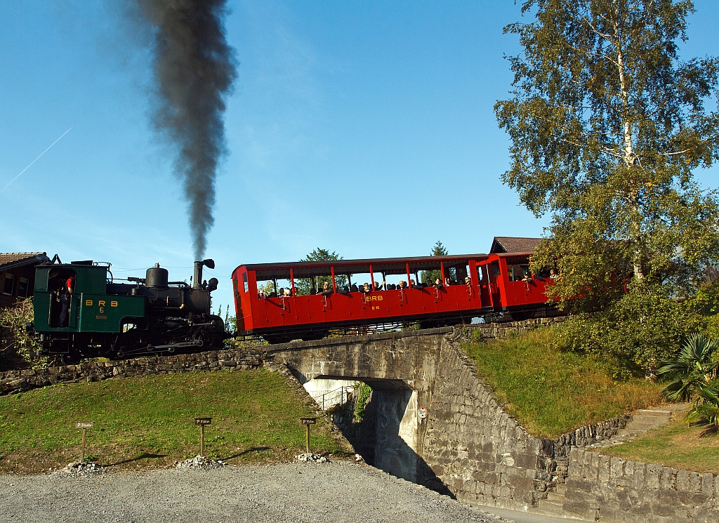 Die Kohle befeuerte BRB 6 fhrt um 9:45 Uhr zum Brienzer Rothorn hinauf. Die H 2/3 Baujahr 1933 (2. Generation) sie wurde unter der Fabrik-Nr. 3567 bei der Schweizerische Lokomotiv- und Maschinenfabrik, Winterthur gebaut.