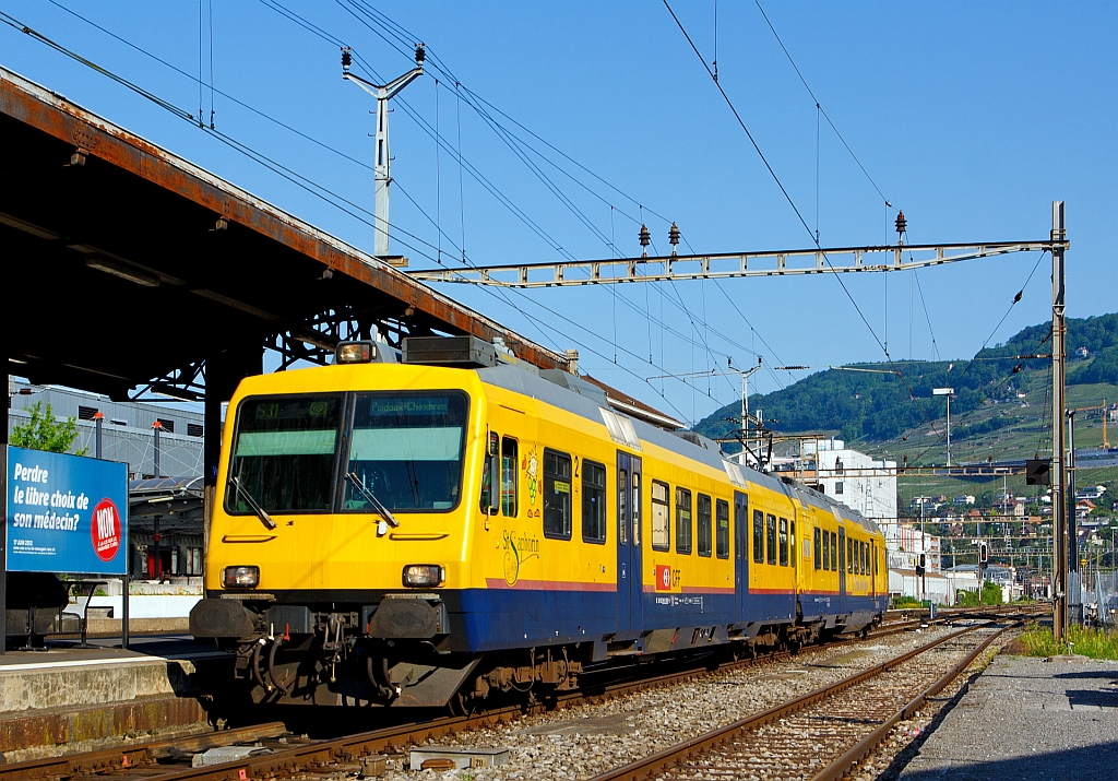 Die letzte Tag des  Train des Vignes  (S31) in dieser Zugskomposition und Lackierung (SBB RBDe 560 131-5 mit Steuerwagen Bt 50 85 29-35 931-9), hier am 28.05.2012 bei der Einfahrt auf Gleis 5, Steuerwagen voraus, in den Bahnhof Vevey.