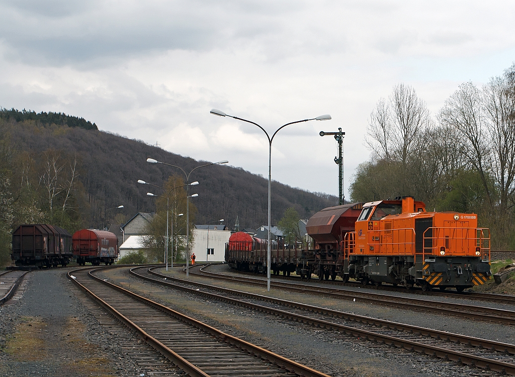 Die Lok 46 der KSW (Kreisbahn Siegen-Wittgenstein), eine Vossloh G 1700-2 BB (eingestellt als 92 80 1277 807-4 D-KSW),  hat am 16.04.2012 in Herdorf den Gterzug zusammengestellt. Nun wird bis zur Anschlustelle vorgezogen, wo sie dann auf die freie Einfahrt aufs DB-Gleis (die Hellertalbahn-KBS 462) warten muss, dann geht auf die bergabefahrt nach Betzdorf. 