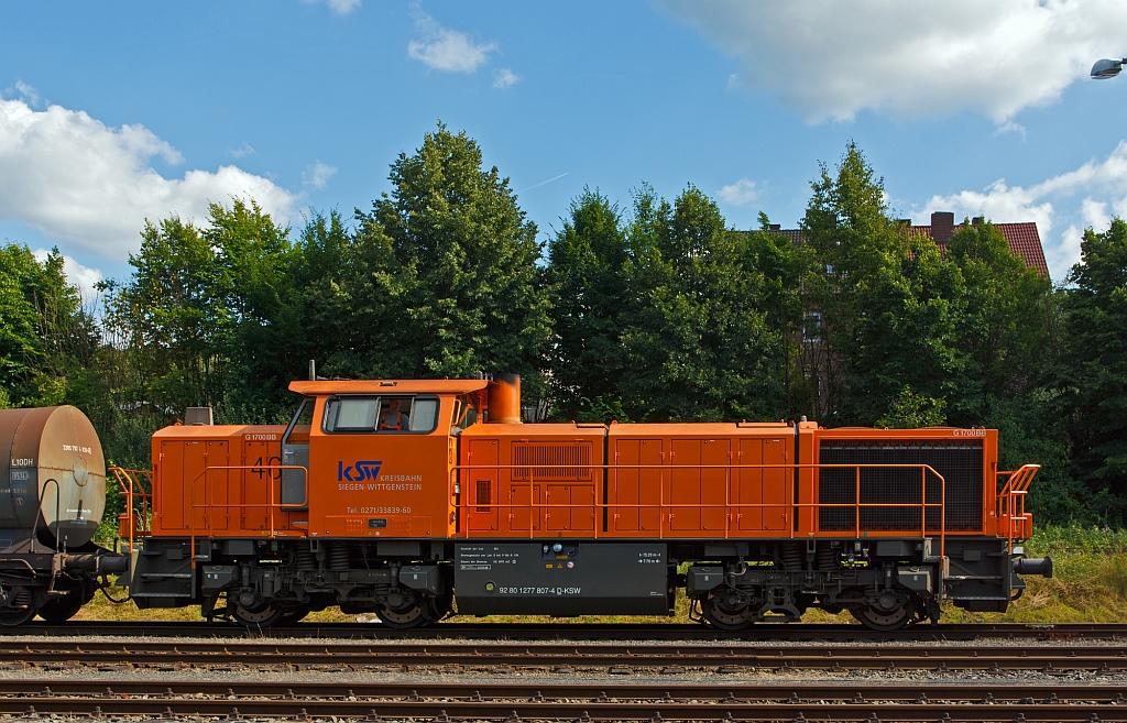 Die Lok 46 der KSW (Kreisbahn Siegen-Wittgenstein), eine Vossloh G 1700-2 BB (eingestellt als 92 80 1277 807-4 D-KSW), am 10.08.2012 in Herdorf im Rangierbahnhof der KSW.