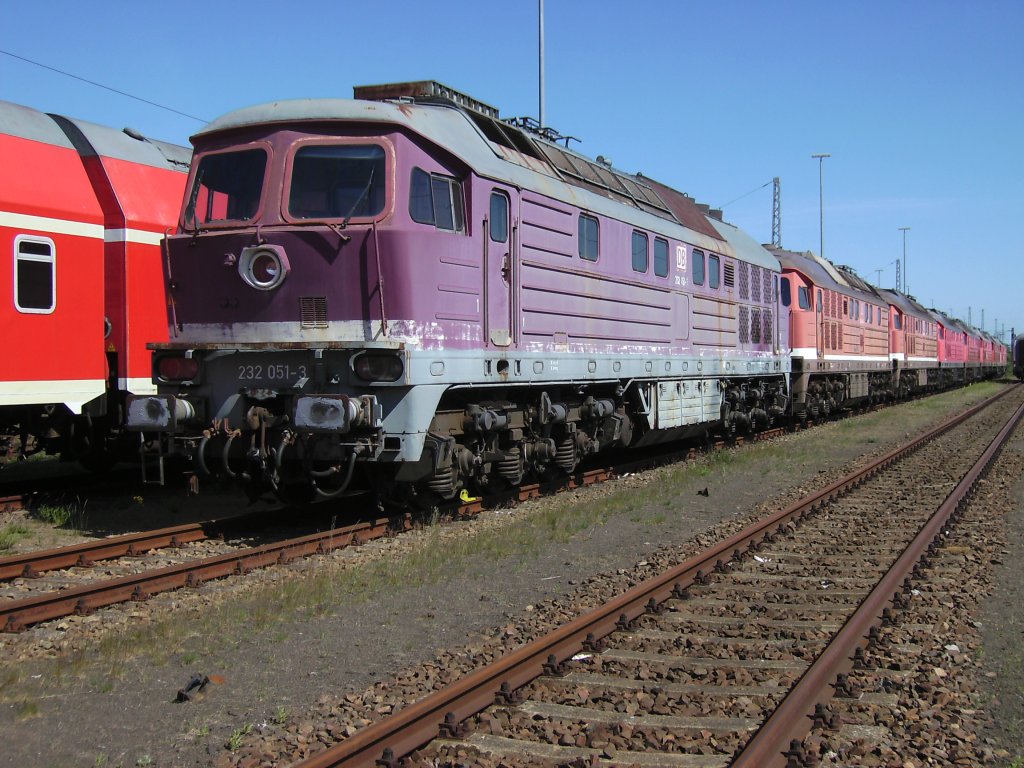 Die n�chsten Kanditaten zur Verschrottung stehen schon in Mukran bereit.Auch 232 051 wird auf ihre letzte Reise gehen.