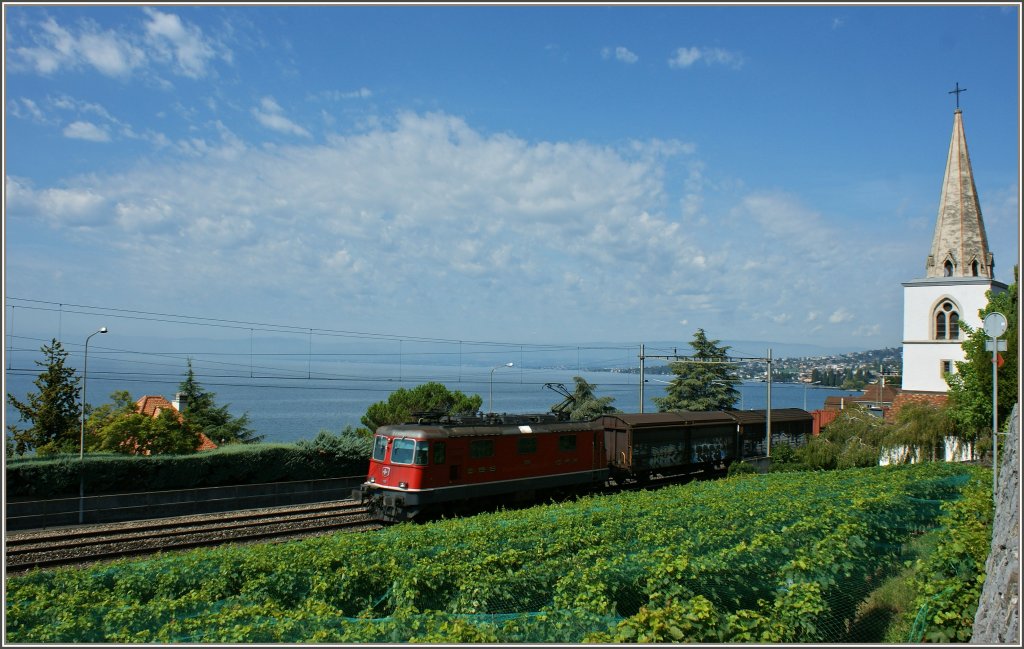 Die Re 4/4 III 11351 (ex SOB) transportiert Gterwagen ins Wallis.
Bei Villette den 29.08.2012