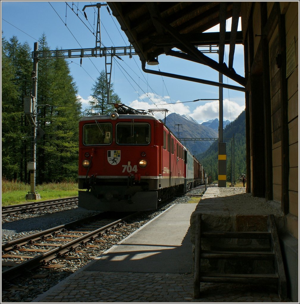 Die RhB Ge 6/6 II 704 erreicht mit einem Gterzug Preda.
(12.09.2011)