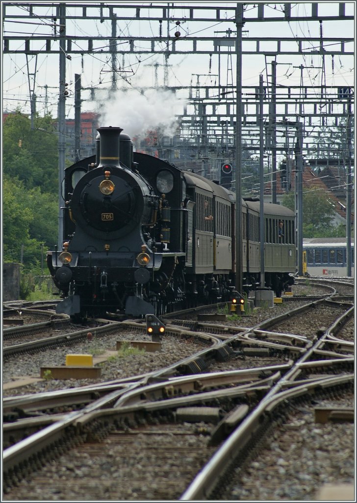 Die SBB A 3/5 705 erreicht mit ihrem Extrazug Biel/Bienne.
25. Juni 2012