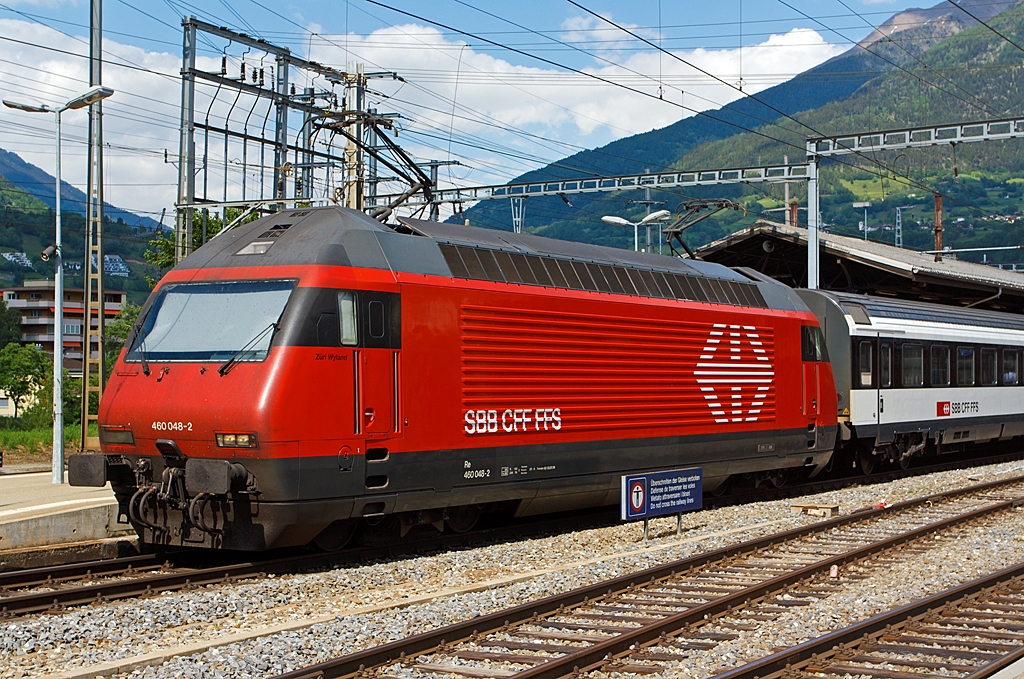 Die SBB Re 460 048-2  Zri Wyland  steht mit einem IC am 28.05.2012 im Bahnhof von Brig.
Der Taufname der Lok  Zri Wyland  zu deutsch Zrcher Weinland.